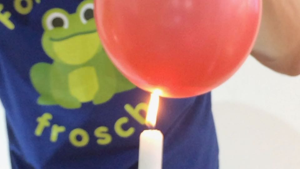 Experiment Ballon über Kerzenflamme