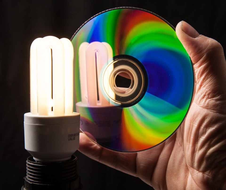 Licht wird in einer CD in Spektralfarben zerlegt