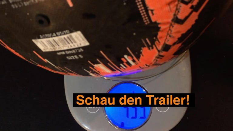 Experiment: Ein voller Fußball ist schwerer als ein leerer